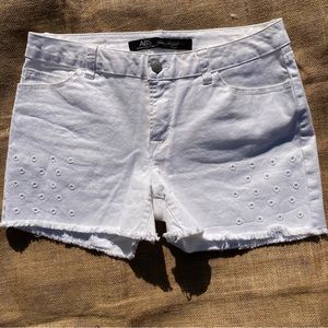 ABS Women’s Sz 10 EUC White cutoff short w/embroidered eyelet Cottagecore